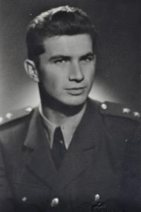 Absolvent Vojenské letecké akademie Hradec Králové poručík Jaroslav Vobořil / 1948