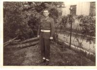 1945 Josef Fajkoš v britské uniformě