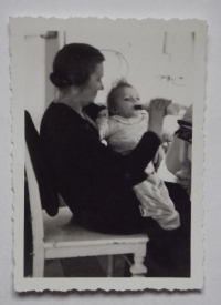 With auntie in nursing home for infants in Krč, 1942-1943