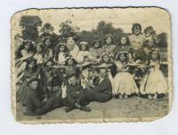 Село Замочок. Надія-Анастасія Грищак (четверта у другому ряді зліва направо) з однокласниками у четвертому-п’ятому класі початкової школи (приблизно 1934–1935 роки). Вчителька – полька Єлизавета Закліка