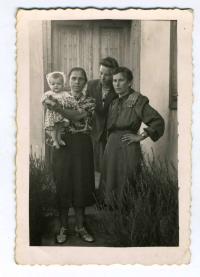На подвір’ї родини Грищаків. Зліва направо: жінка з дитиною – втікачі від поляків у роки українсько-польського протистояння, Надія-Анастасія Грищак-Ліскевич та її мати Катерина Грищак