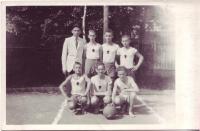 Skautský basketbalový tým 1946 (Vl. Červenka v dolní řadě uprostřed)