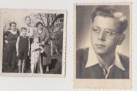 Dobová fotografie, vlevo s rodinou, vpravo sám