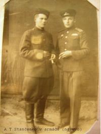 Anatolij Tichonovič Stančenko (vlevo) během služby v Rudé armádě