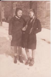 Helena Hackenberg with her best friend Hildegarde Meixner in Zálesí (Waldeck)