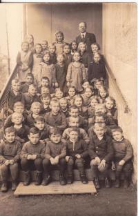 School children from Zálesí with the teacher Bártl in 1939