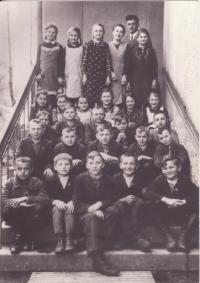 School children from Zálesí with the teacher Seidl in 1939 