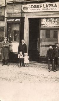 Otec J. Lapka s Matyldou a Jaroslavem před rodinným obchodem na Komenského náměstí