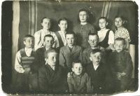 Діти з Галичини. Перша вгорі зліва: Текля Тихан. Село "Троєцкоє" (Казахстан), 1940-1941 рр.