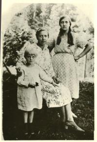 Мама Марія Костинюк (1903 р. н.) з доньками Теклею і Петронелею. Кути, 1929 р.