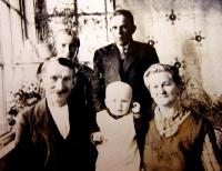 Prarodiče Anton a Gustava Christen s rodiči a pamětnicí