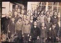 School class in Skleném (Glassdörfel) after the first Republic