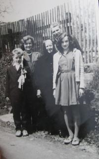 Po prvním přijímání syna Jiřího, zleva syn Jiří, Hedvika Smržová, maminka Ema, manžel Jiří a dcera Hedvika
