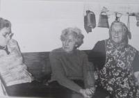 Vpravo mamanka pamětnice Ema Salomon