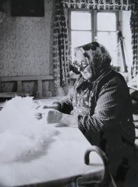 Maminka Ema při draní peří v rodném domě pamětnice v Horních Hošticích