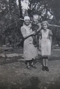 the Salomon family - mother and son of her sister in Horní Hoštivice
