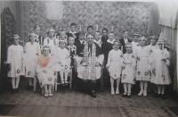 Při prvním přijímání v roce 1938 v Horních Hošticích (pamětnice úplně vpravo)