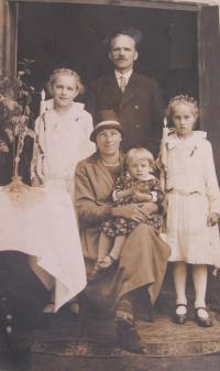Rodina Salomon (matka Ema, otec Pevel, sestry Anna a Elizabet a nejmenší je pamětnice Hedvika)