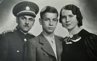 Karel Brhel s rodiči Františkem a Anežkou / rozenou Křendkovou / Opava / asi 1938