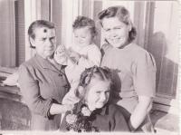 Maminka Josefa se sestrou Drahoslavou a její dcerou