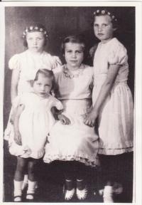 Drahoslava Lošťáková with her sisters