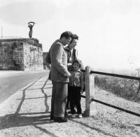 Lukách Krisztina szüleivel a Gellért hegyen a hatvanas évek elején