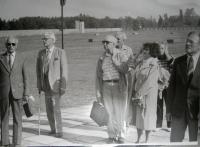 Back in in Sachsenhausen after years (Josef Dvořák on the far right in the middle;  František Pavelka, another former internee, with glasses 