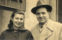 Jiří Blatný bezprostředně po propuštění z vězení navštívil svou snoubenku v Praze a nechali se společně vyfotografovat, 20. března 1958 