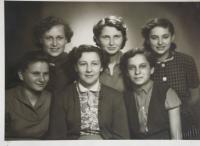 Eva Rosenfelderová (below in the middle) with classmates