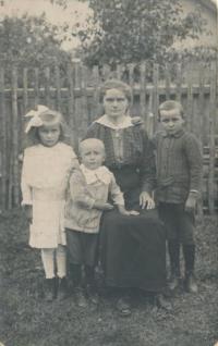 Dad Vladimír (right) with his parents and siblings, around 1920