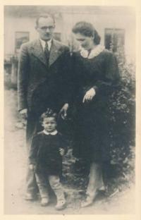 Alena with her parents, 1942