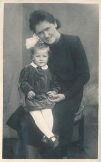 Alena with her mum, 1942