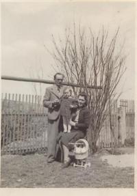 Alena with her parents in Drachkov, 1942