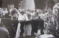 Corpus Christi in the courtyard in Líšneň. Father Karel and mother Terezie with their son Richard