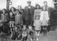 The children of Horská Kvilda surrounding forester Robert Steun