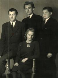 Mládí (uprostřed)