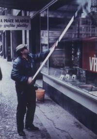 Umyvačem oken. V ulici Spálená v Praze u knihkupectví Sovětská kniha, 80. léta.