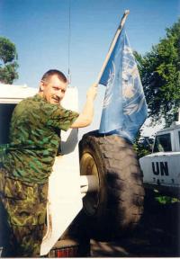 Jaroslav Kulíšek with the flag of the UN
