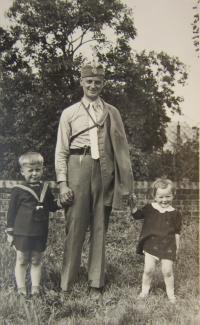Otec Vincenc v sokolském kroji se synem Františkem (pamětník) a dcerou