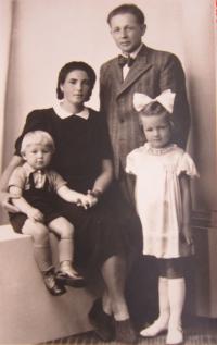 Rodina - bratr Milan, matka Josefa, otec Josef, Evžénie v roce 1940