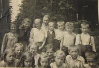 Ze školou v roce 1940 na výletě (pamětnice spodní řada uprostřed)