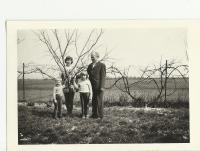 s vnučkami Dagmar a Janou, 1977