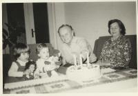 s vnučkami Evou a Hanou, 1981