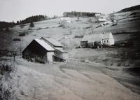 Osada Urlich před druhou světovou válkou, část která patřila pod katastr Kunčic (Kunzendorf) - úplně nahoře vpravo stodola rodiny Stanzel, vlevo nahoře dům rodiny Huberta Zah, druhý dům odspodu rodina Aloise Zapletala, dole Schnaubeltovi