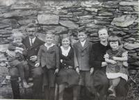 Rodina Stanzelových (zleva bratr Hubert, otec Josef, František, sestra Marie, bratr Josef, maminka Anna, sestra Anna) focena na Urlichu v roce 1939