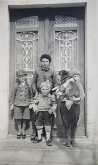 Helmut Schramme with other German children in Dolní Lipka