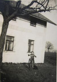 Helmut Schramme v dětství před rodným domem v Dolní Lipce
