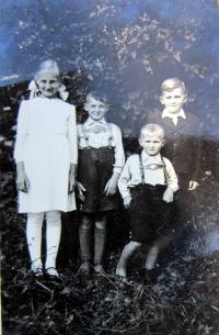 Helmut Schramme in childhood with his friends
