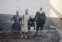 Helmut Schramme in childhood with his parents and grandmother Maria Reitrová