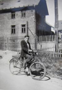 Helmut Schramme in Záchlumí where his family was moved in 1948